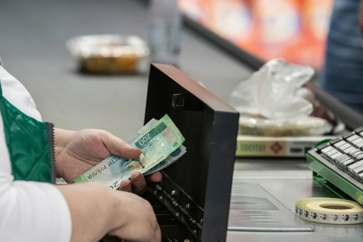 Снять небольшую сумму наличных с карты можно не только в банкомате или отделении банка, но и в обычном магазине или на АЗС.
