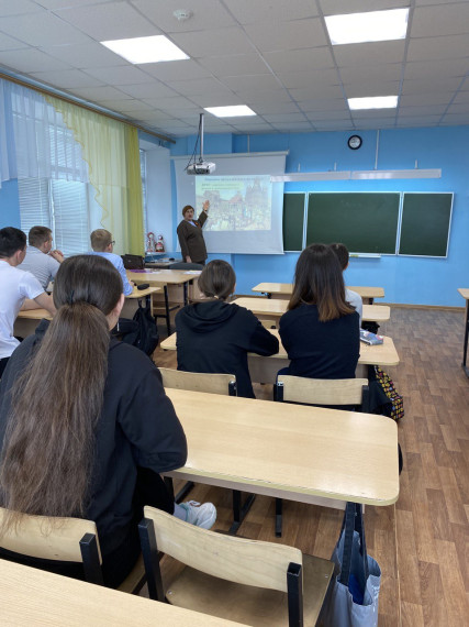 Ко Дню российского парламентаризма, который отмечается 27 апреля, перед школьниками выступила председатель Ровеньской ТИК..